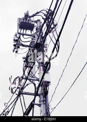 Occupé de câbles aériens électriques complexes à Tokyo au Japon Banque D'Images