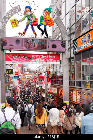 Occupé, encombrée de yopung personnes, vêtements mode shopping street Takeshita à Harajuku, Tokyo, Japon. Banque D'Images