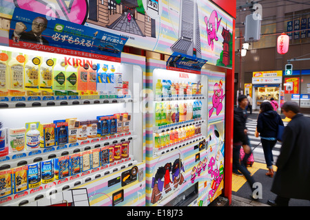 Des distributeurs automatiques de boissons dans une rue de Nakano, Tokyo, Japon Banque D'Images