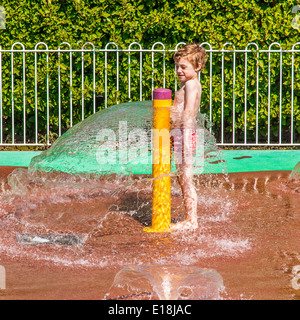 Flaque d'eau boueuse du Splash Park, Peppa Pig World, Paultons Park, Southampton, Angleterre, Royaume-Uni. Banque D'Images