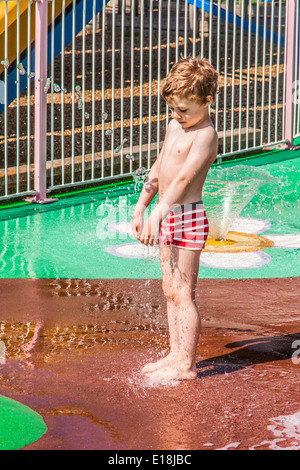 Flaque d'eau boueuse du Splash Park, Peppa Pig World, Paultons Park, Southampton, Angleterre, Royaume-Uni. Banque D'Images