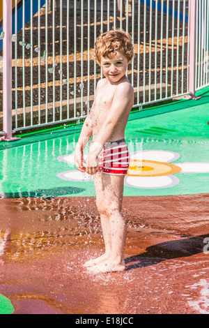 Flaque d'eau boueuse du Splash Park, Peppa Pig World, Paultons Park, Southampton, Angleterre, Royaume-Uni. Banque D'Images