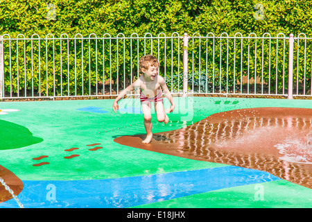 Flaque d'eau boueuse du Splash Park, Peppa Pig World, Paultons Park, Southampton, Angleterre, Royaume-Uni. Banque D'Images