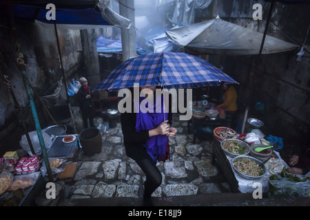 Une femme avec un parapluie dans le marché de Sapa Banque D'Images