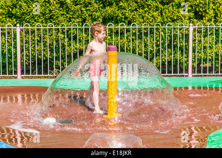 Flaque d'eau boueuse du Splash Park, Peppa Pig World, Paultons Park, Southampton, Angleterre, Royaume-Uni. Banque D'Images