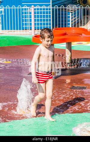 Flaque d'eau boueuse du Splash Park, Peppa Pig World, Paultons Park, Southampton, Angleterre, Royaume-Uni. Banque D'Images