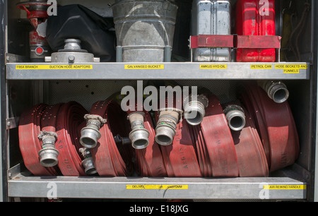 Les tuyaux d'incendie et d'autres équipements de lutte contre l'incendie à bord d'un camion de pompier ou d'Angleterre, Royaume-Uni Banque D'Images