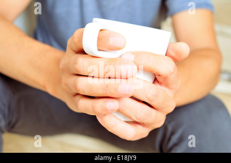 Jeune homme avec une tasse de café Banque D'Images