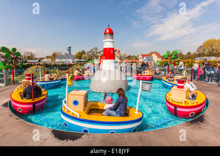 Grandpa Pig's Boat Trip ride, Peppa Pig world, Paultons Park, Southampton, Angleterre, Royaume-Uni. Banque D'Images