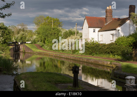 Réflexions sur la voie navigable et Worcester Birmingham Canal près de Tardebigge, Worcestershire, Angleterre, RU Banque D'Images