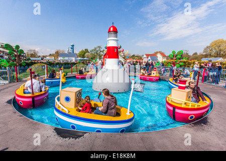 Grandpa Pig's Boat Trip ride, Peppa Pig world, Paultons Park, Southampton, Angleterre, Royaume-Uni. Banque D'Images