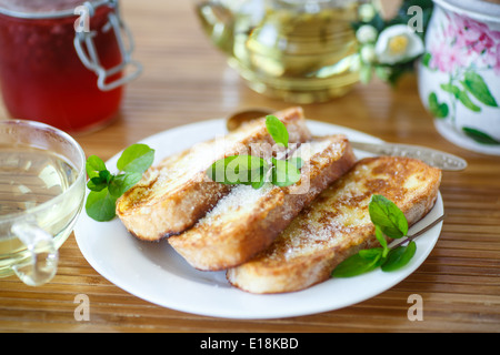 Toasts sucrés avec du sucre et de la menthe pour le petit déjeuner Banque D'Images