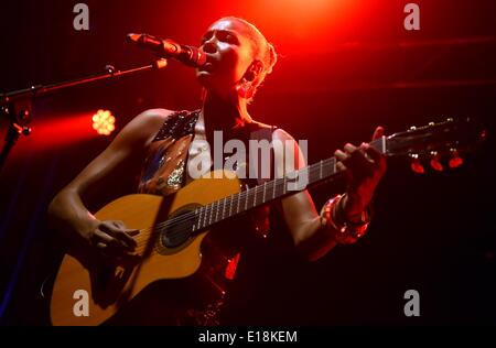 Berlin, Allemagne. 26 mai, 2014. German-Nigerian Ayo chanteur donne un concert sold-out au Lido à Berlin, Allemagne, 26 mai 2014. Photo : BRITTA PEDERSEN/DPA/Alamy Live News Banque D'Images