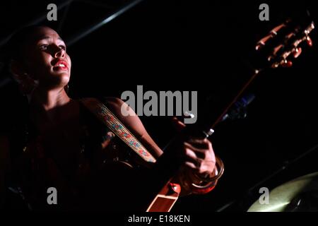 Berlin, Allemagne. 26 mai, 2014. German-Nigerian Ayo chanteur donne un concert sold-out au Lido à Berlin, Allemagne, 26 mai 2014. Photo : BRITTA PEDERSEN/DPA/Alamy Live News Banque D'Images