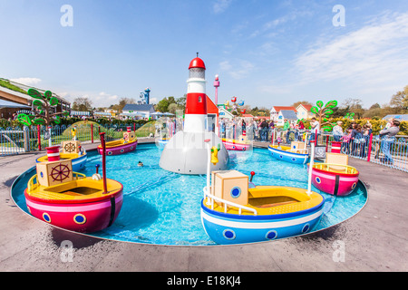 Grandpa Pig's Boat Trip ride, Peppa Pig world, Paultons Park, Southampton, Angleterre, Royaume-Uni. Banque D'Images