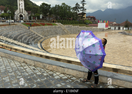 Une femme marche avec son fils à côté de la place principale dans Sapa Banque D'Images