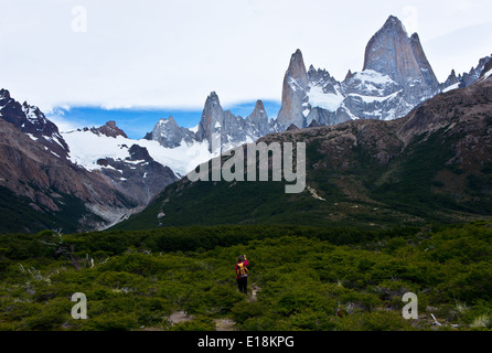 Randonneur ci-dessous Mont Fitz Roy Camp Poincenot passé, Patagonie, Argentine Banque D'Images