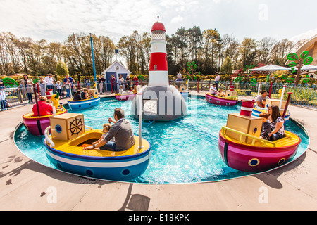 Grandpa Pig's Boat Trip ride, Peppa Pig world, Paultons Park, Southampton, Angleterre, Royaume-Uni. Banque D'Images