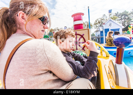 Grandpa Pig's Boat Trip ride, Peppa Pig world, Paultons Park, Southampton, Angleterre, Royaume-Uni. Banque D'Images