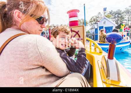 Grandpa Pig's Boat Trip ride, Peppa Pig world, Paultons Park, Southampton, Angleterre, Royaume-Uni. Banque D'Images