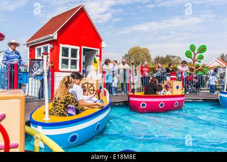 Grandpa Pig's Boat Trip ride, Peppa Pig world, Paultons Park, Southampton, Angleterre, Royaume-Uni. Banque D'Images