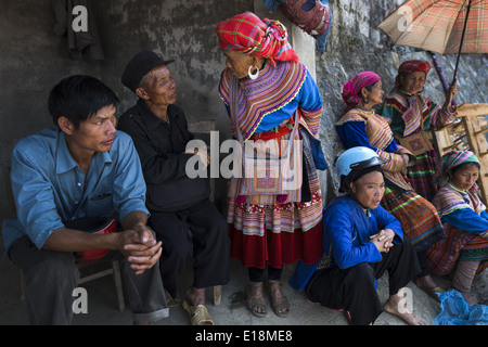 Les gens de l'ethnie H'Mong visiter le marché de Bac Ha Ce marché est les plus pittoresques de la province. Banque D'Images