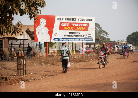 Le VIH / SIDA billboard à Port Loko, Sierra Leone, Afrique de l'Ouest. Banque D'Images