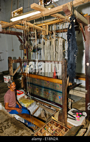 Travaux correctifs Quilt,des,des tisseurs de soie Varanasi Brocades,siècle vieille tradition, textiles,tisser,Varanasi, Uttar Pradesh, Inde Banque D'Images