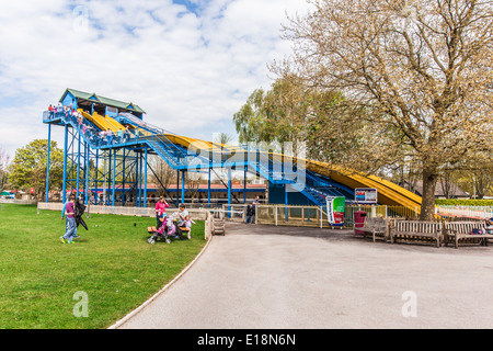 L'eau Wave Runner coaster, Paultons Park, Southampton, Angleterre, Royaume-Uni. Banque D'Images