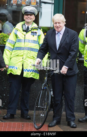 Londres, Royaume-Uni. 27 mai 2014. Photocall avec Boris Johnson et d'agents de police. Le maire de Londres Boris Johnson soutient des opérations de sécurité routière de la police que de graves blessures cycliste chute de 28  % en 2013 par rapport à 2012. Des blessures graves pour les cyclistes ont été jusqu'à 465 en 2013 de 657 en 2012. Dans un cycle de 433 000 voyages effectués à Londres en 2013 s'est terminée par le cycliste sont tués ou grièvement blessés. Credit : Nick Savage/Alamy Live News Banque D'Images