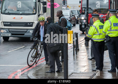 Londres, Royaume-Uni. 27 mai, 2014. . Boris Johnson, le maire de Londres se joint au bureau de la Police métropolitaine, au cours d'une opération de sécurité routière. Safeway a été mis au point l'opération de lutte contre la vague de décès de cyclistes dans la capitale. L'opération comprenait des officiers de la Police métropolitaine des transports plus sûrs et de gestion du trafic des commandements ainsi que les agents de soutien communautaire de la Police d'être stationné à jonctions clés dans toute la ville durant les heures de pointe. Credit : Pete Maclaine/Alamy Live News Banque D'Images