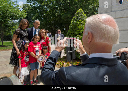 Le Vice-président américain Joe Biden prend un téléphone intelligent photo du président Barack Obama et Première Dame Michelle Obama avec un T.A.P.S famille à la Journée commémorative annuelle au cimetière national d'Arlington, le 26 mai 2014 à Arlington, VA. Banque D'Images