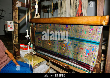 Travaux correctifs Quilt,des,des tisseurs de soie Varanasi Brocades,siècle vieille tradition, textiles,tisser,Varanasi, Uttar Pradesh, Inde Banque D'Images