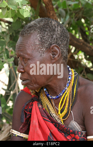 Du sud, la Tanzanie, le lac Eyasi, portrait d'un mâle mature Hadza. Une petite tribu de chasseurs-cueilleurs Hadzabe Tribu AKA Banque D'Images