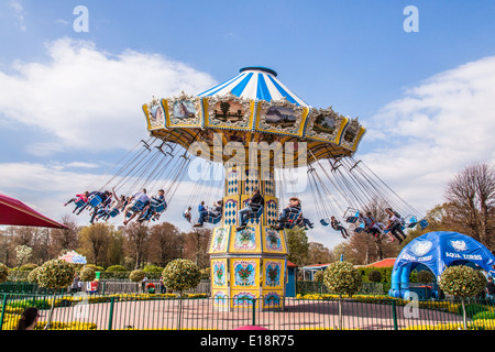 Le ciel Swinger fairground ride Paultons Park, Southampton, Angleterre, Royaume-Uni. Banque D'Images