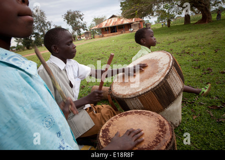 Les enfants de la danse à une réunion de village dans la région de Palisa, Ouganda, Afrique de l'Est Banque D'Images