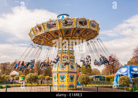 Le ciel Swinger fairground ride Paultons Park, Southampton, Angleterre, Royaume-Uni. Banque D'Images
