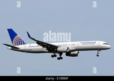 Un Boeing 757-200 d'avions de transport de passagers de la compagnie aérienne américaine Continental Airlines est l'atterrissage à l'aéroport. Manchester-Ringway Banque D'Images