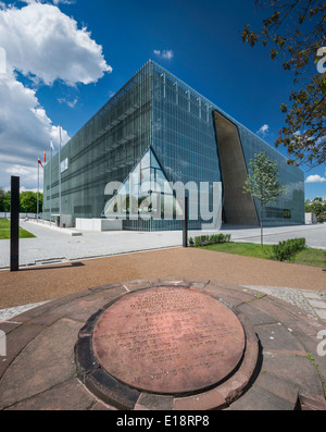 Musée POLIN de l'histoire des Juifs polonais, ouvert en 2013, panneau honorant les combattants du ghetto, placé en 1946, devant Varsovie, Pologne Banque D'Images