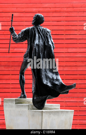 Londres, Angleterre, Royaume-Uni. Statue (par Angela Conner, 2007) de Lord Laurence Olivier dans le rôle de Hamlet, par le Théâtre National Banque D'Images