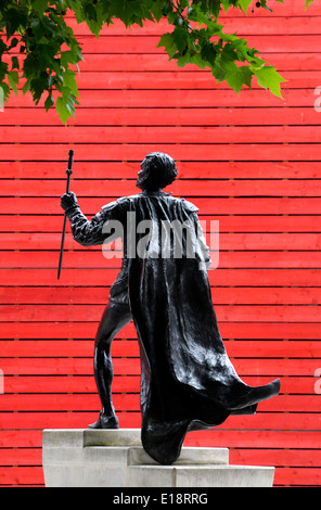 Londres, Angleterre, Royaume-Uni. Statue (par Angela Conner, 2007) de Lord Laurence Olivier dans le rôle de Hamlet, par le Théâtre National Banque D'Images