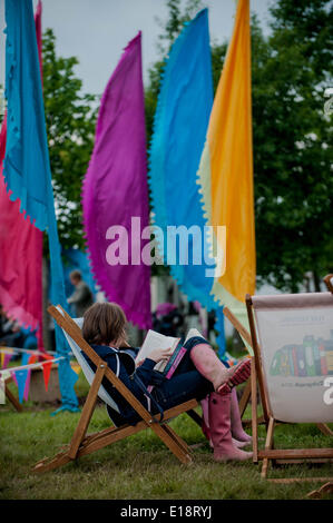 Le mardi 27 mai 2014, Hay on Wye, UK présenté : Les gens s'asseoir et lire sur le Livre vert à l'Hay Festival Re : Le Hay Festival, Hay on Wye, Powys, Pays de Galles, Royaume-Uni. Banque D'Images