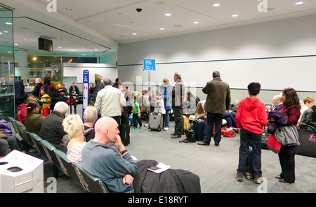 Les personnes en attente pour l'embarquement dans un aéroport gate à Toronto, Canada Banque D'Images