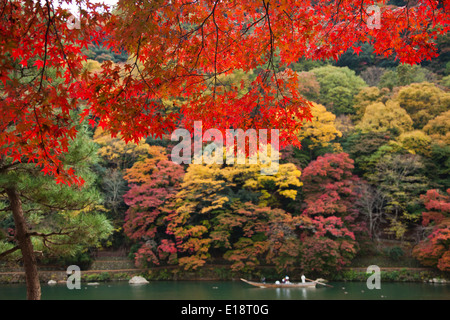 L'automne à Kyoto, au Japon. Les arbres sont de couleur rouge, orange et jaune Banque D'Images