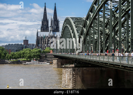 De l'autre côté du Rhin avec pont Hohenzollernbrücke et de la cathédrale de Cologne Banque D'Images