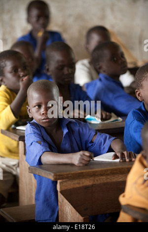 Les élèves apprennent à l'école primaire du village, Opolin Amuria, District de l'Ouganda, l'Afrique de l'Est. Banque D'Images