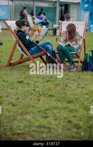 Le mardi 27 mai 2014, Hay on Wye, UK présenté : Les gens s'asseoir et lire sur le Livre vert à l'Hay Festival Re : Le Hay Festival, Hay on Wye, Powys, Pays de Galles, Royaume-Uni. Banque D'Images