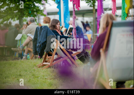 Le mardi 27 mai 2014, Hay on Wye, UK présenté : Les gens s'asseoir et lire sur le Livre vert à l'Hay Festival Re : Le Hay Festival, Hay on Wye, Powys, Pays de Galles, Royaume-Uni. Banque D'Images