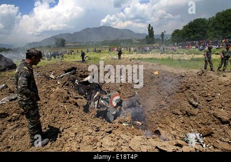 Srinagar, au Cachemire sous contrôle indien. 27 mai, 2014. Un cavalier de l'Indian Air Force (IAF) inspecte les débris d'un avion de chasse de l'IAF à Marhama-Bijbehara village, à environ 50 km au sud de la ville de Srinagar, la capitale d'été du Cachemire sous contrôle indien, le 27 mai 2014. Le Ministre en chef du Cachemire sous contrôle indien Omar Abdullah a exprimé mardi ses condoléances à l'assassinat d'un pilote de l'IAF dans un accident d'avion à réaction MiG-21. Credit : Javed Dar/Xinhua/Alamy Live News Banque D'Images