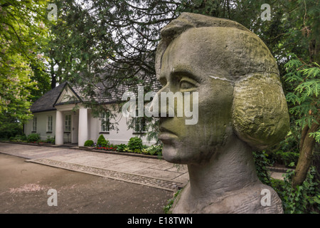 Frederic Chopin buste en grès par Stanislaw Sikora au musée Chopin à Zelazowa Wola, Mazovie, Pologne Banque D'Images